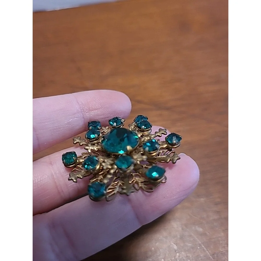 Vintage Gold Tone And‎ Emerald Star Burst Brooch 1.5